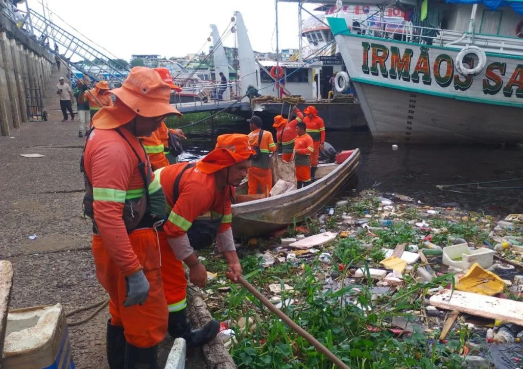 Retirada de lixo da orla do Rio Negro em Manaus