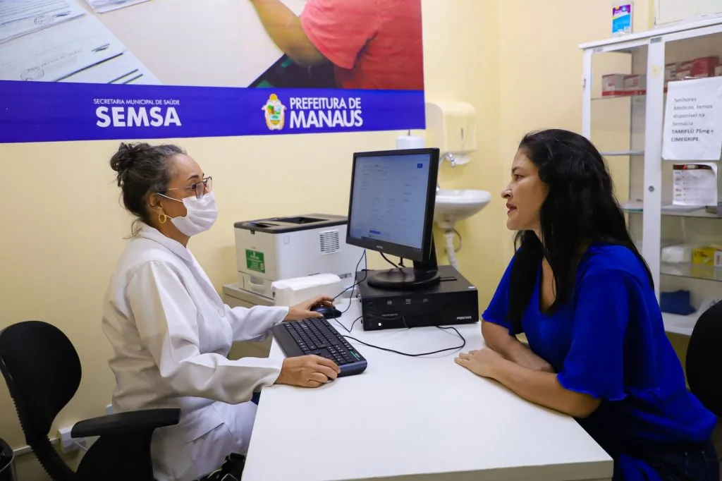 Médica da Semsa em Manaus com atendimento em horário estendido