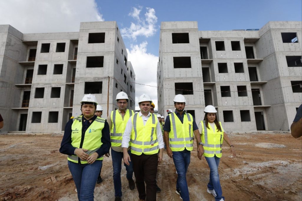 Comitiva do Governo do Amazonas visita obras do Residencial Tarumã, empreendimento do Amazonas Meu Lar e Minha Casa Minha Vida