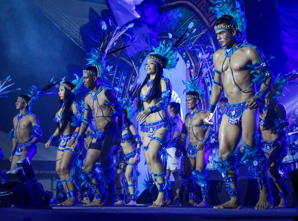 Bailarinos no Bar do Boi Caprichoso em Manaus
