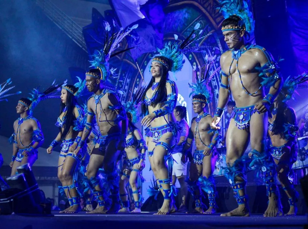 Bailarinos no Bar do Boi Caprichoso em Manaus