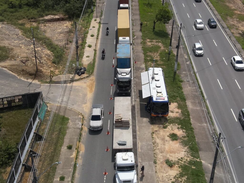 Detran-AM flagra mais de 400 irregularidades com caminhões e carga pesada em Manaus