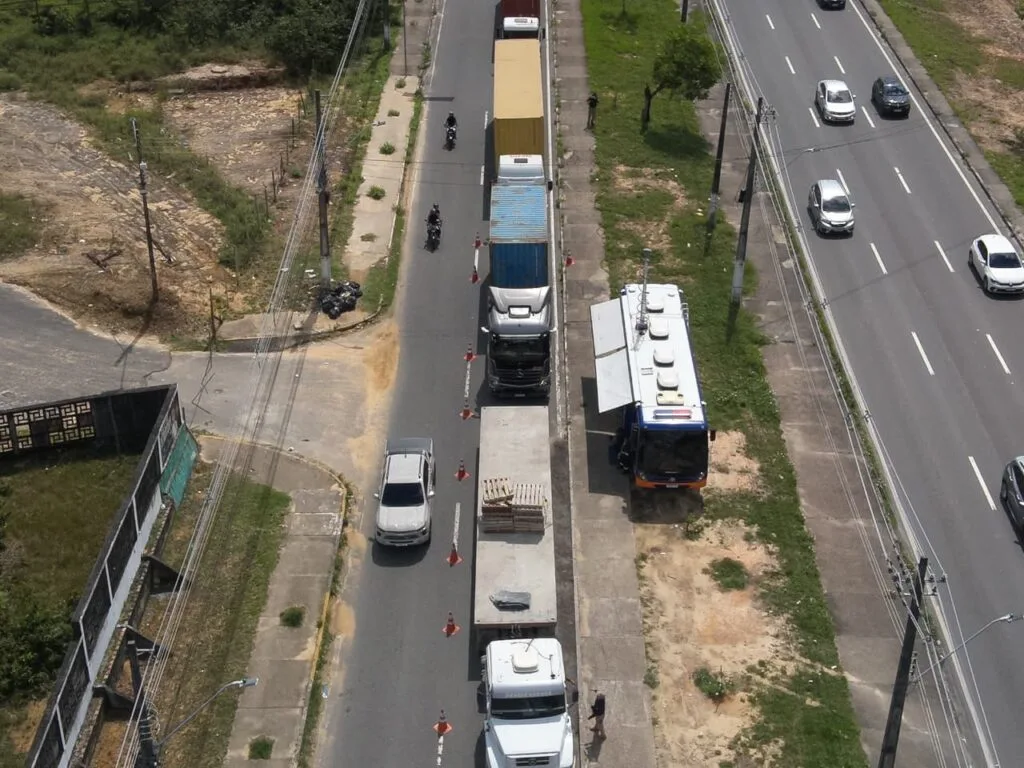 Detran-AM flagra mais de 400 irregularidades com caminhões e carga pesada em Manaus