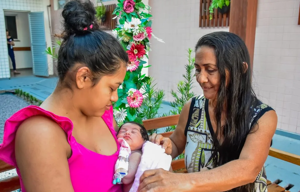 SES-AM 6_Dia das Mães_Déborah dos Santos e sua avó Odélia Pinheiro em maternidade de Manaus