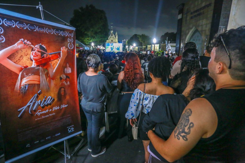 Exibição do documentário sobre Santa Etelvina no cemitério São João Batista, em Manaus