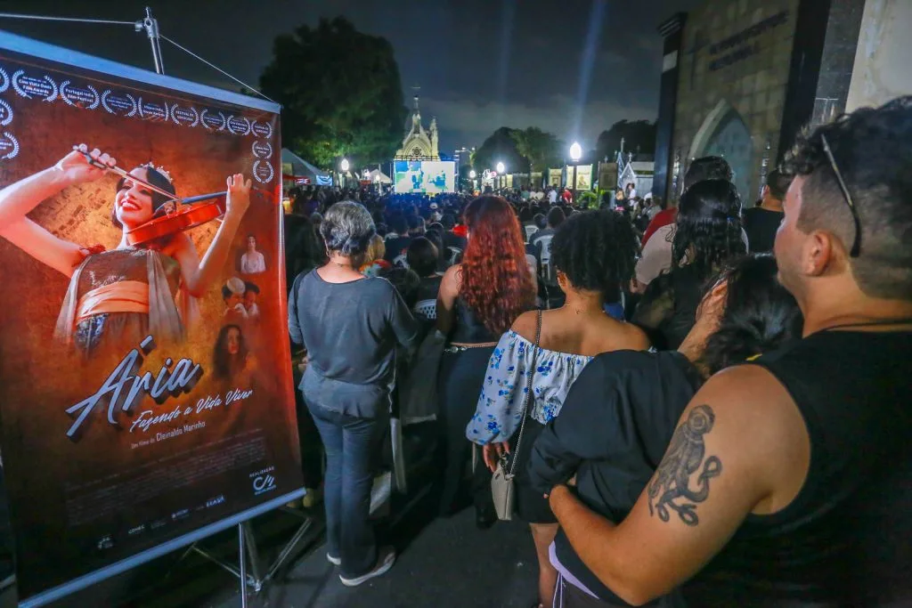 Exibição do documentário sobre Santa Etelvina no cemitério São João Batista, em Manaus