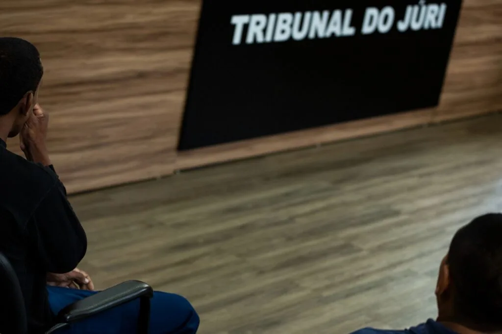 Justiça do Amazonas inicia julgamento dos réus do caso Débora Alves, jovem grávida morta em Manaus. Júri popular deve durar até três dias.