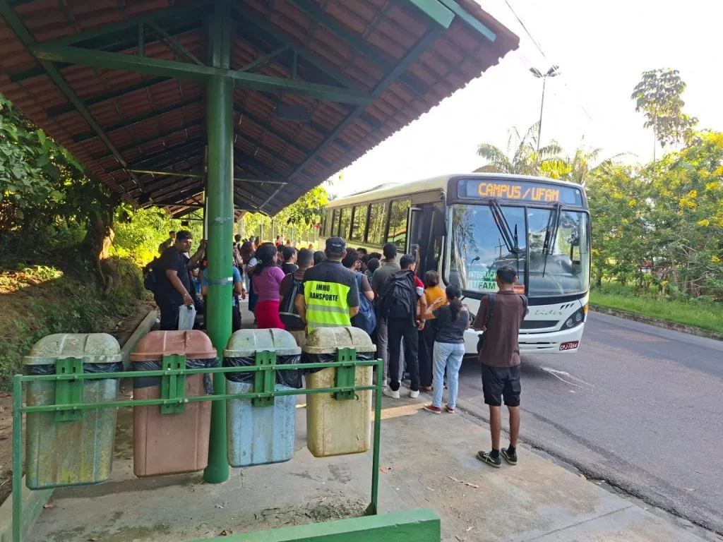 Ônibus da linha 007 circulando dentro do campus da Ufam em Manaus.