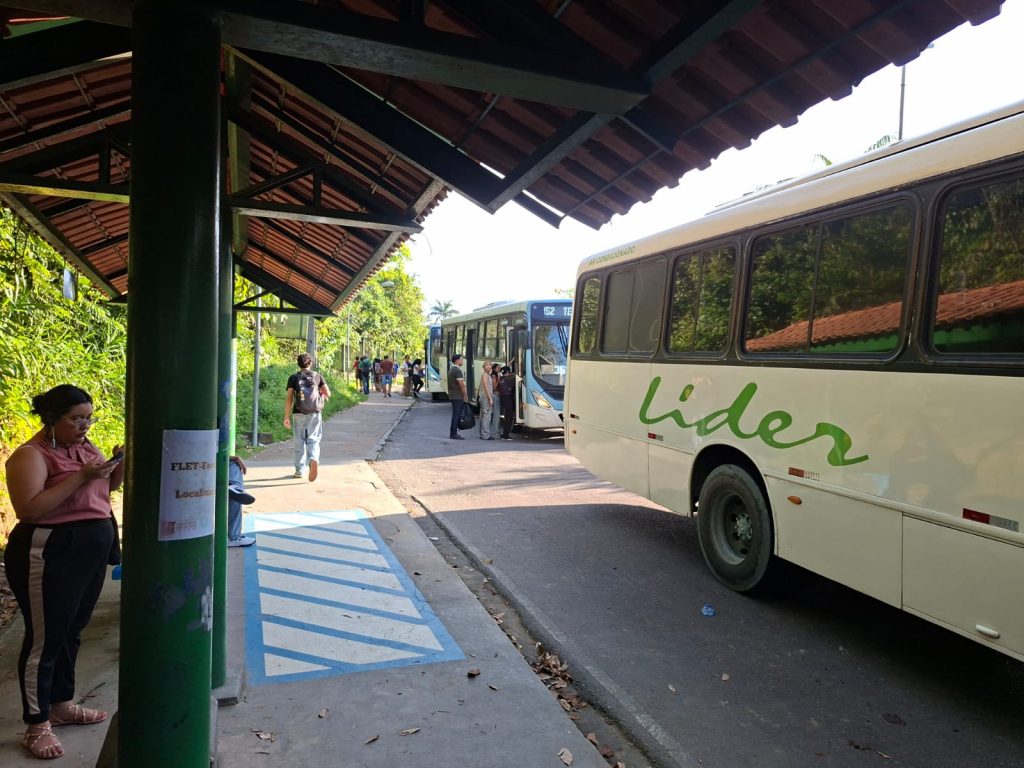 Ônibus da linha 007 circulando dentro do campus da Ufam em Manaus.