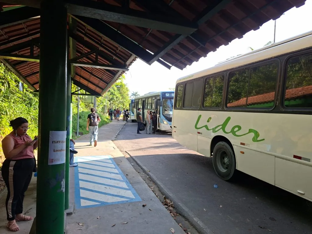 Ônibus da linha 007 circulando dentro do campus da Ufam em Manaus.