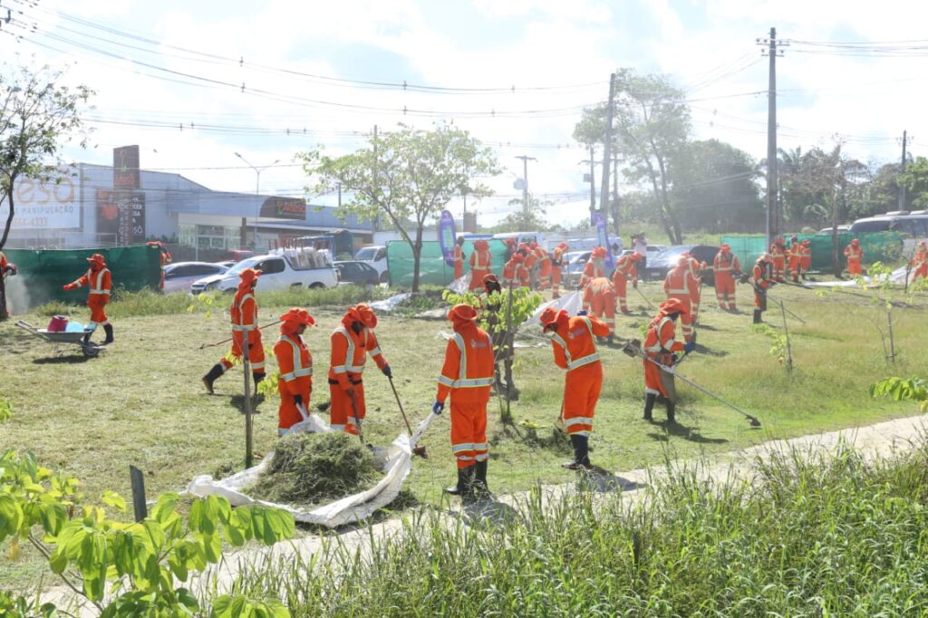 Equipe da Prefeitura de Manaus em ações de limpeza de vias