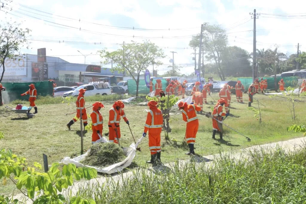 Equipe da Prefeitura de Manaus em ações de limpeza de vias