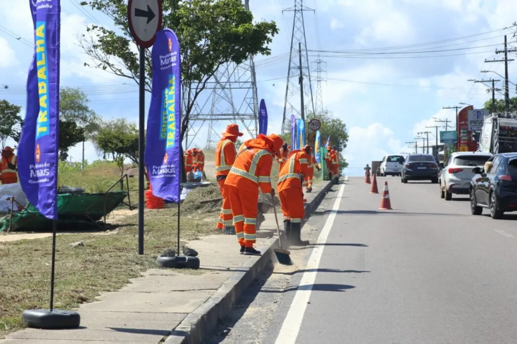 Equipe da Prefeitura de Manaus em ações de limpeza de vias