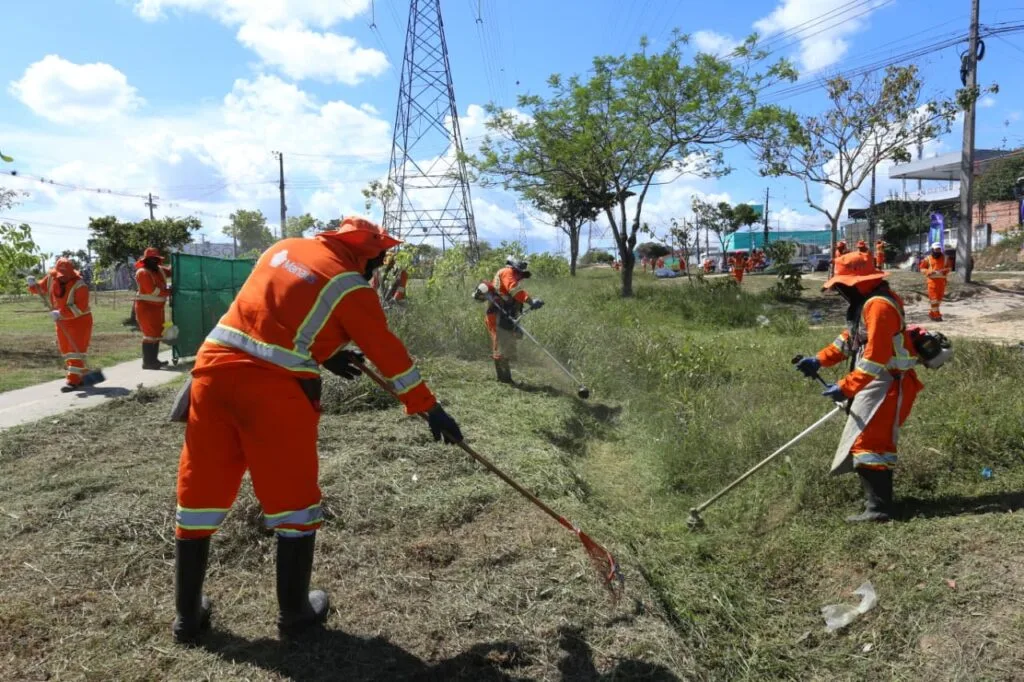 Equipe da Prefeitura de Manaus em ações de limpeza de vias