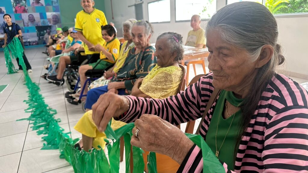 Prefeitura-de-Manaus-promove-atividade-tematica-da-Copa-do-Mundo-para-estimular-memoria-interacao-e-autonomia-de-idosos-da-FDT.