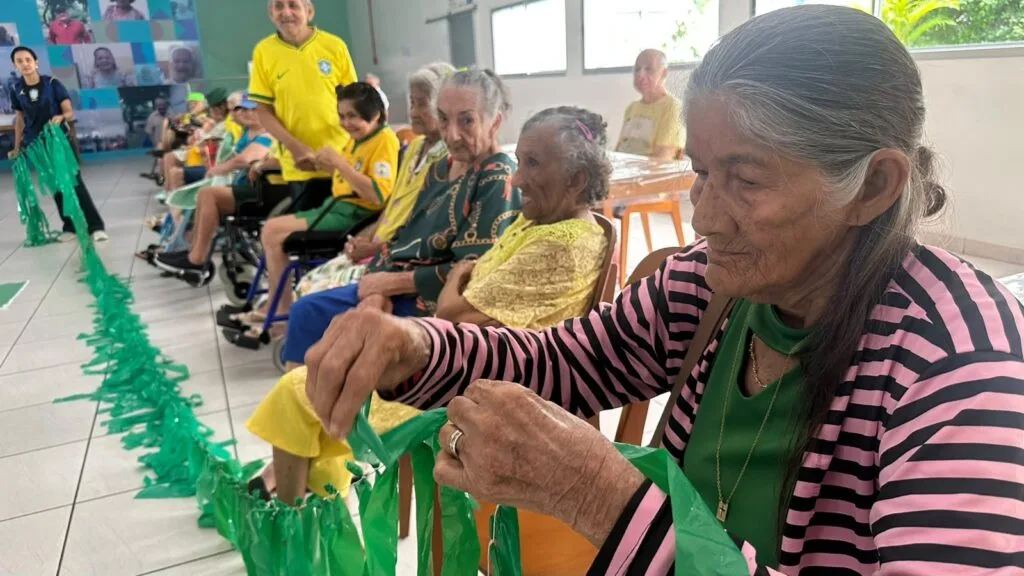 Prefeitura-de-Manaus-promove-atividade-tematica-da-Copa-do-Mundo-para-estimular-memoria-interacao-e-autonomia-de-idosos-da-FDT.