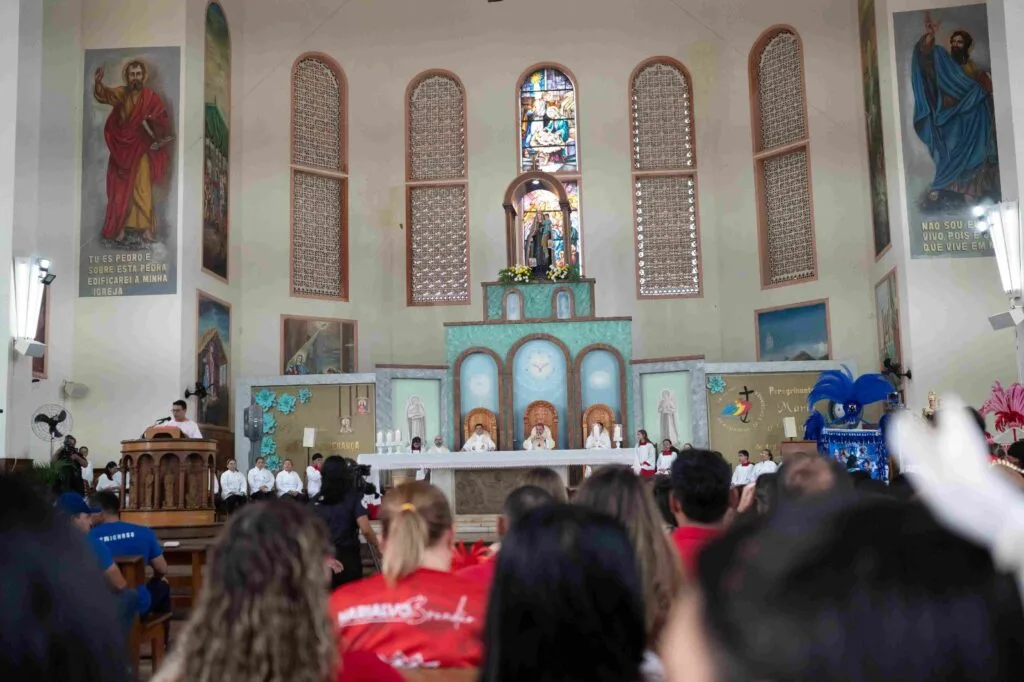 Festival de Parintins 2026: Missa tradicional reúne Caprichoso e Garantido em momento de união