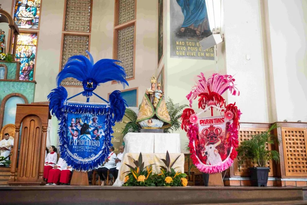 Festival de Parintins 2026: Missa tradicional reúne Caprichoso e Garantido em momento de união