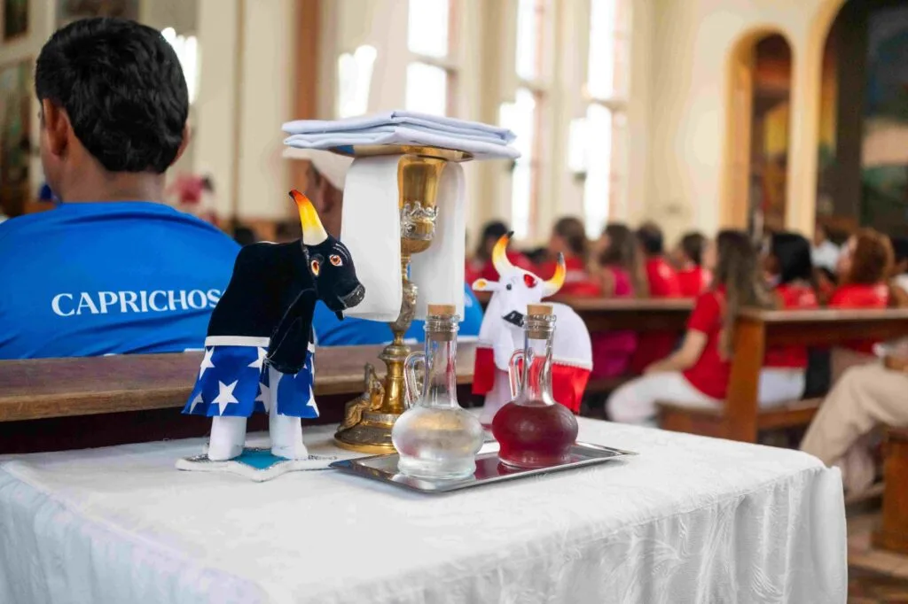 Festival de Parintins 2026: Missa tradicional reúne Caprichoso e Garantido em momento de união