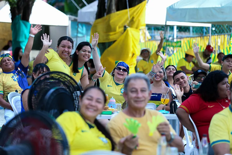 Torcedores acompanham a vitória da Seleção Brasileira em telão instalado nas Ruas da Copa, em Manaus.