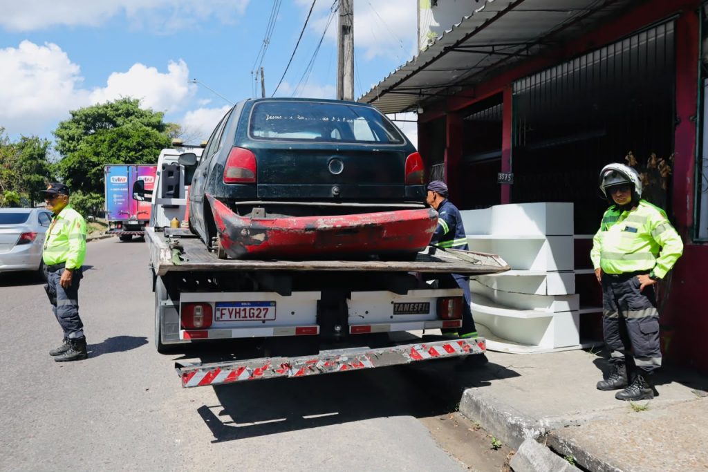 Prefeitura de Manaus remove veículos abandonados durante operação ‘Sucata’ na zona Norte