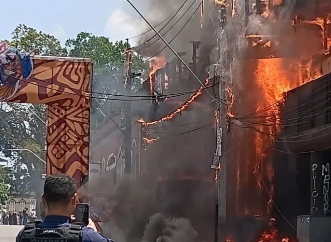 VÍDEO: Incêndio atinge antigo prédio do Banco da Amazônia no Centro de Manaus