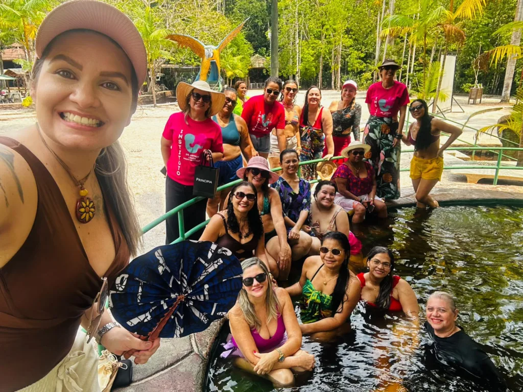 Mulheres em tratamento contra o câncer participam de atividades de integração na Cirandeira Bela, em ação do Instituto Preservando Vidas.